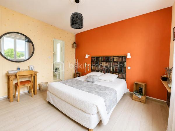 Ancien hôtel réaménagé en chambres d'hôtes et gîtes, cet ensemble immobilier offre une importante capacité d'accueil et de nombreuses possibilités d'exploitation.

Il comprend plusieurs chambres, appartements et gîtes indépendants, la plupart équipés de leur salle d'eau privative, ainsi que de beaux espaces communs : salon, réception, salle à manger avec espace bar, cuisines équipées, buanderie et grande terrasse. Le sous-sol dispose de nombreux espaces de stockage ainsi que d'un local commercial avec bureau et pièces annexes.

À l'extérieur, vous profiterez d'un grand parking privatif, d'un jardin, de plusieurs terrasses et d'une maisonnette de stockage.

Une partie du deuxième étage reste à rénover, offrant un potentiel supplémentaire pour augmenter la capacité d'accueil ou adapter les lieux à votre projet.

Grâce à sa configuration, ce bien conviendra parfaitement à une activité d'hôtel, de chambres d'hôtes, de gîtes ou de location touristique. Il se prête particulièrement à la création d'un hôtel d'étape, avec la possibilité d'habiter sur place tout en exploitant l'activité. Sa conception permet une gestion familiale ou en couple, idéale pour un projet de reconversion ou de développement professionnel.

Une opportunité rare pour les investisseurs et les porteurs de projets à la recherche d'un établissement clé pour développer une activité touristique.