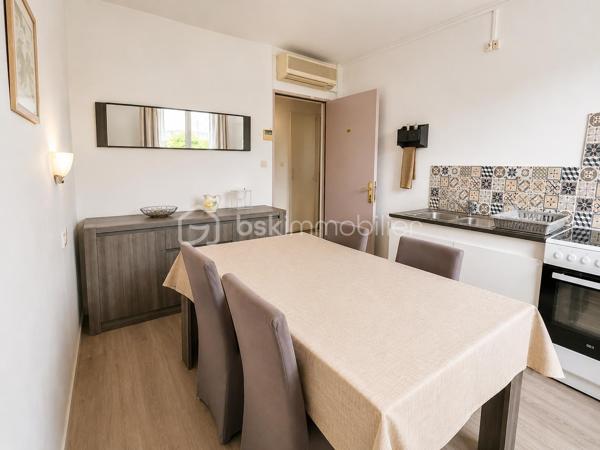 Ancien hôtel réaménagé en chambres d'hôtes et gîtes, cet ensemble immobilier offre une importante capacité d'accueil et de nombreuses possibilités d'exploitation.

Il comprend plusieurs chambres, appartements et gîtes indépendants, la plupart équipés de leur salle d'eau privative, ainsi que de beaux espaces communs : salon, réception, salle à manger avec espace bar, cuisines équipées, buanderie et grande terrasse. Le sous-sol dispose de nombreux espaces de stockage ainsi que d'un local commercial avec bureau et pièces annexes.

À l'extérieur, vous profiterez d'un grand parking privatif, d'un jardin, de plusieurs terrasses et d'une maisonnette de stockage.

Une partie du deuxième étage reste à rénover, offrant un potentiel supplémentaire pour augmenter la capacité d'accueil ou adapter les lieux à votre projet.

Grâce à sa configuration, ce bien conviendra parfaitement à une activité d'hôtel, de chambres d'hôtes, de gîtes ou de location touristique. Il se prête particulièrement à la création d'un hôtel d'étape, avec la possibilité d'habiter sur place tout en exploitant l'activité. Sa conception permet une gestion familiale ou en couple, idéale pour un projet de reconversion ou de développement professionnel.

Une opportunité rare pour les investisseurs et les porteurs de projets à la recherche d'un établissement clé pour développer une activité touristique.