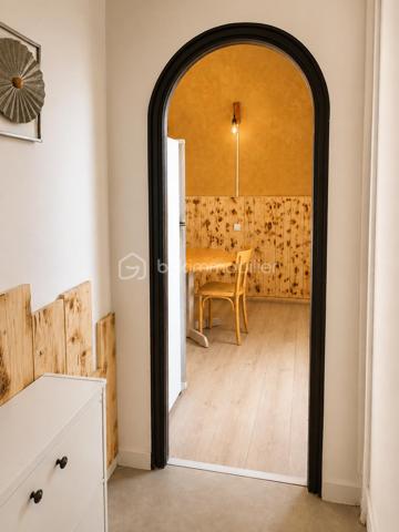 Ancien hôtel réaménagé en chambres d'hôtes et gîtes, cet ensemble immobilier offre une importante capacité d'accueil et de nombreuses possibilités d'exploitation.

Il comprend plusieurs chambres, appartements et gîtes indépendants, la plupart équipés de leur salle d'eau privative, ainsi que de beaux espaces communs : salon, réception, salle à manger avec espace bar, cuisines équipées, buanderie et grande terrasse. Le sous-sol dispose de nombreux espaces de stockage ainsi que d'un local commercial avec bureau et pièces annexes.

À l'extérieur, vous profiterez d'un grand parking privatif, d'un jardin, de plusieurs terrasses et d'une maisonnette de stockage.

Une partie du deuxième étage reste à rénover, offrant un potentiel supplémentaire pour augmenter la capacité d'accueil ou adapter les lieux à votre projet.

Grâce à sa configuration, ce bien conviendra parfaitement à une activité d'hôtel, de chambres d'hôtes, de gîtes ou de location touristique. Il se prête particulièrement à la création d'un hôtel d'étape, avec la possibilité d'habiter sur place tout en exploitant l'activité. Sa conception permet une gestion familiale ou en couple, idéale pour un projet de reconversion ou de développement professionnel.

Une opportunité rare pour les investisseurs et les porteurs de projets à la recherche d'un établissement clé pour développer une activité touristique.