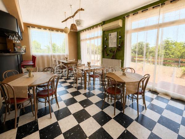 Ancien hôtel réaménagé en chambres d'hôtes et gîtes, cet ensemble immobilier offre une importante capacité d'accueil et de nombreuses possibilités d'exploitation.

Il comprend plusieurs chambres, appartements et gîtes indépendants, la plupart équipés de leur salle d'eau privative, ainsi que de beaux espaces communs : salon, réception, salle à manger avec espace bar, cuisines équipées, buanderie et grande terrasse. Le sous-sol dispose de nombreux espaces de stockage ainsi que d'un local commercial avec bureau et pièces annexes.

À l'extérieur, vous profiterez d'un grand parking privatif, d'un jardin, de plusieurs terrasses et d'une maisonnette de stockage.

Une partie du deuxième étage reste à rénover, offrant un potentiel supplémentaire pour augmenter la capacité d'accueil ou adapter les lieux à votre projet.

Grâce à sa configuration, ce bien conviendra parfaitement à une activité d'hôtel, de chambres d'hôtes, de gîtes ou de location touristique. Il se prête particulièrement à la création d'un hôtel d'étape, avec la possibilité d'habiter sur place tout en exploitant l'activité. Sa conception permet une gestion familiale ou en couple, idéale pour un projet de reconversion ou de développement professionnel.

Une opportunité rare pour les investisseurs et les porteurs de projets à la recherche d'un établissement clé pour développer une activité touristique.