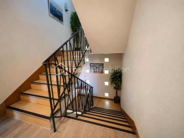 Ancien hôtel réaménagé en chambres d'hôtes et gîtes, cet ensemble immobilier offre une importante capacité d'accueil et de nombreuses possibilités d'exploitation.

Il comprend plusieurs chambres, appartements et gîtes indépendants, la plupart équipés de leur salle d'eau privative, ainsi que de beaux espaces communs : salon, réception, salle à manger avec espace bar, cuisines équipées, buanderie et grande terrasse. Le sous-sol dispose de nombreux espaces de stockage ainsi que d'un local commercial avec bureau et pièces annexes.

À l'extérieur, vous profiterez d'un grand parking privatif, d'un jardin, de plusieurs terrasses et d'une maisonnette de stockage.

Une partie du deuxième étage reste à rénover, offrant un potentiel supplémentaire pour augmenter la capacité d'accueil ou adapter les lieux à votre projet.

Grâce à sa configuration, ce bien conviendra parfaitement à une activité d'hôtel, de chambres d'hôtes, de gîtes ou de location touristique. Il se prête particulièrement à la création d'un hôtel d'étape, avec la possibilité d'habiter sur place tout en exploitant l'activité. Sa conception permet une gestion familiale ou en couple, idéale pour un projet de reconversion ou de développement professionnel.

Une opportunité rare pour les investisseurs et les porteurs de projets à la recherche d'un établissement clé pour développer une activité touristique.