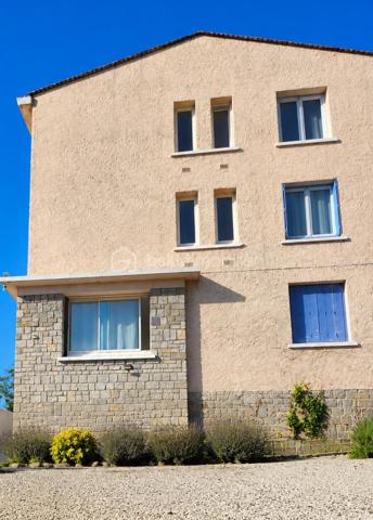 Ancien hôtel réaménagé en chambres d'hôtes et gîtes, cet ensemble immobilier offre une importante capacité d'accueil et de nombreuses possibilités d'exploitation.

Il comprend plusieurs chambres, appartements et gîtes indépendants, la plupart équipés de leur salle d'eau privative, ainsi que de beaux espaces communs : salon, réception, salle à manger avec espace bar, cuisines équipées, buanderie et grande terrasse. Le sous-sol dispose de nombreux espaces de stockage ainsi que d'un local commercial avec bureau et pièces annexes.

À l'extérieur, vous profiterez d'un grand parking privatif, d'un jardin, de plusieurs terrasses et d'une maisonnette de stockage.

Une partie du deuxième étage reste à rénover, offrant un potentiel supplémentaire pour augmenter la capacité d'accueil ou adapter les lieux à votre projet.

Grâce à sa configuration, ce bien conviendra parfaitement à une activité d'hôtel, de chambres d'hôtes, de gîtes ou de location touristique. Il se prête particulièrement à la création d'un hôtel d'étape, avec la possibilité d'habiter sur place tout en exploitant l'activité. Sa conception permet une gestion familiale ou en couple, idéale pour un projet de reconversion ou de développement professionnel.

Une opportunité rare pour les investisseurs et les porteurs de projets à la recherche d'un établissement clé pour développer une activité touristique.
