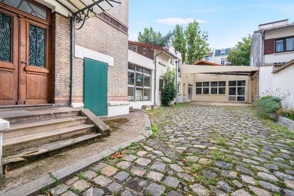 Maison avec bureaux et atelier aux volumes exceptionnels