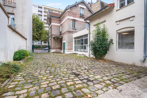 Maison avec bureaux et atelier aux volumes exceptionnels