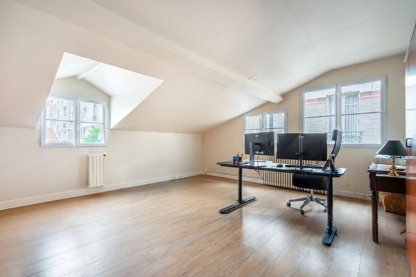 Maison avec bureaux et atelier aux volumes exceptionnels