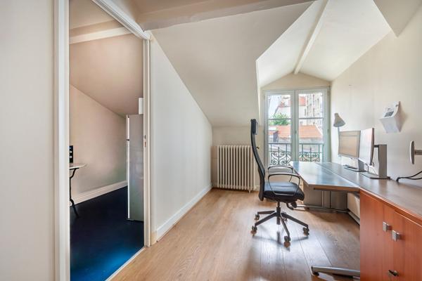 Maison avec bureaux et atelier aux volumes exceptionnels