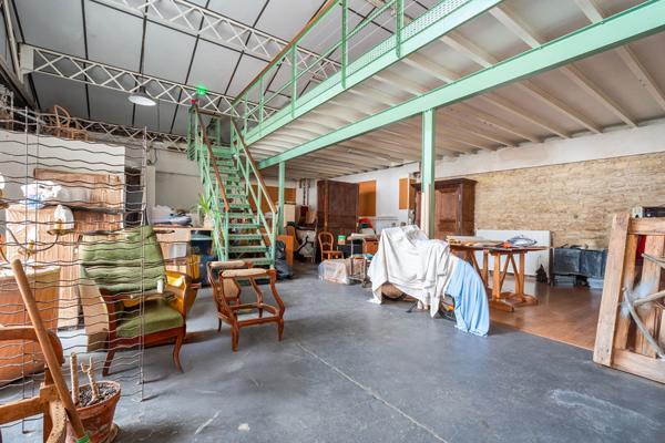 Maison avec bureaux et atelier aux volumes exceptionnels