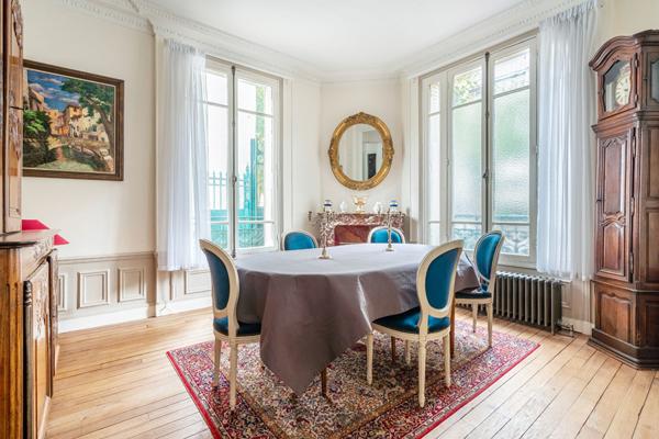 Maison avec bureaux et atelier aux volumes exceptionnels