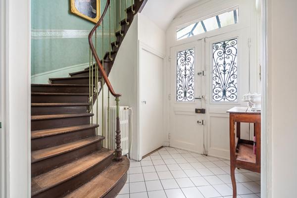 Maison avec bureaux et atelier aux volumes exceptionnels