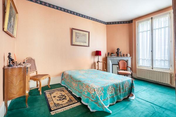 Maison avec bureaux et atelier aux volumes exceptionnels