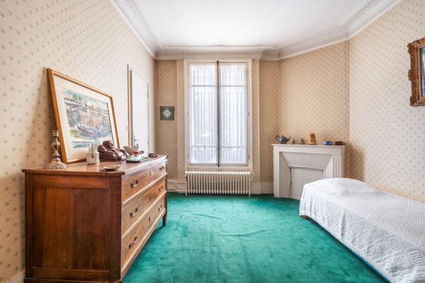 Maison avec bureaux et atelier aux volumes exceptionnels