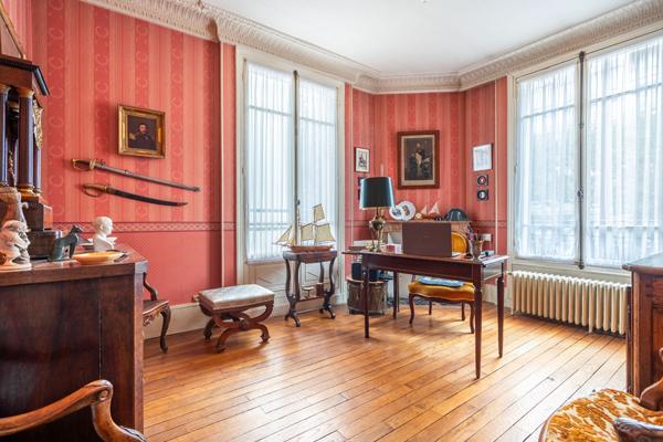 Maison avec bureaux et atelier aux volumes exceptionnels