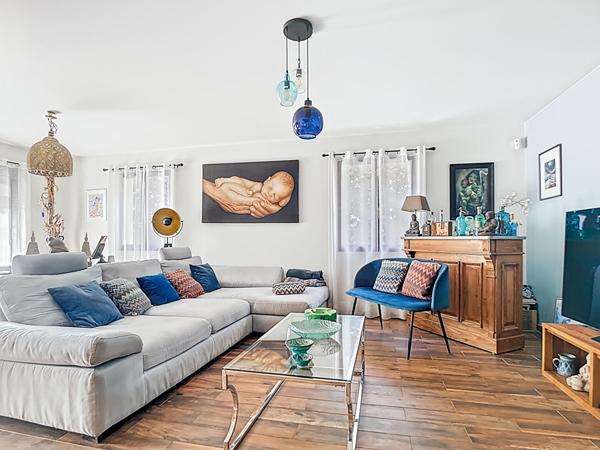 À vendre  Maison de 170 m² exposée plein sud avec piscine et stationnement  Secteur Les Olives, Marseille