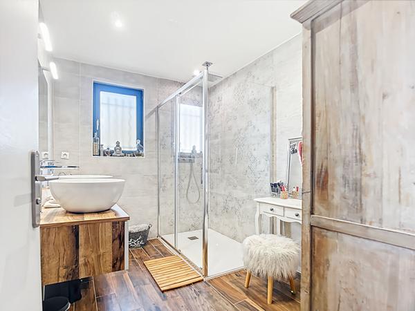 À vendre  Maison de 170 m² exposée plein sud avec piscine et stationnement  Secteur Les Olives, Marseille