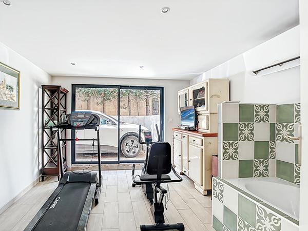 À vendre  Maison de 170 m² exposée plein sud avec piscine et stationnement  Secteur Les Olives, Marseille