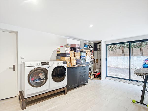 À vendre  Maison de 170 m² exposée plein sud avec piscine et stationnement  Secteur Les Olives, Marseille