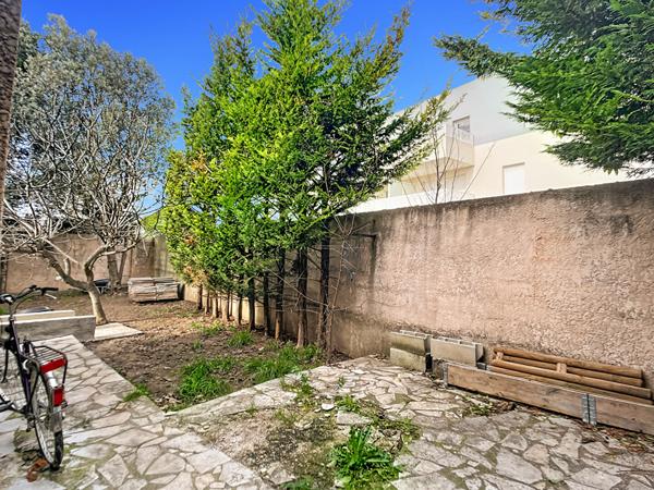 À vendre  Maison de 170 m² exposée plein sud avec piscine et stationnement  Secteur Les Olives, Marseille