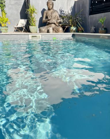 À vendre  Maison de 170 m² exposée plein sud avec piscine et stationnement  Secteur Les Olives, Marseille