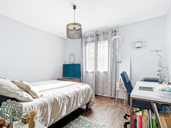 À vendre  Maison de 170 m² exposée plein sud avec piscine et stationnement  Secteur Les Olives, Marseille