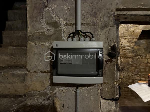 ⚙️ Les caractéristiques :

Magnifique voûte avec beaucoup de cachet.
Électricité refaite à neuf.
Autonomie : Il suffit juste de poser un compteur Linky individuel.
Faibles charges (petite copropriété).
Une opportunité à saisir en centre-ville, avec suivi de dossier transparent.
