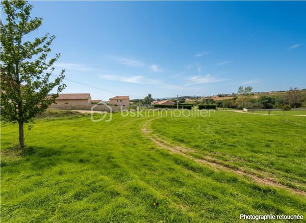 À vendre – Terrain constructible de 1 002 m² situé au lieu-dit Crémollière, sur la commune d'Étables (07300).

Offrez-vous un environnement de vie rare, où calme, nature et qualité de vie se conjuguent parfaitement:
Situé dans un secteur résidentiel recherché, ce terrain bénéficie d'un emplacement privilégié, idéal pour concrétiser votre projet de construction, qu'il s'agisse d'une résidence principale ou d'un investissement patrimonial.

Avec sa superficie de 1 002 m², cette parcelle permet d'imaginer une maison spacieuse avec jardin, terrasse, piscine ou encore un espace de jeux pour les enfants.
Son environnement paisible séduira les personnes recherchant un cadre de vie agréable, tout en restant à proximité immédiate des principaux pôles d'activités du nord Ardèche.

Les atouts de la commune d'Étables

Étables est une commune particulièrement appréciée pour son authenticité et sa qualité de vie. Elle offre un environnement verdoyant tout en restant proche des commodités essentielles.

Vous profiterez notamment de :

* un environnement calme et résidentiel 
* une vue dégagée sur la campagne ardéchoise 
* une proximité immédiate avec Tournon-sur-Rhône et Saint-Jean-de-Muzols 
* un accès rapide à la vallée du Rhône et à l'autoroute A7 via Tain-l'Hermitage 
* la gare SNCF de Tain-l'Hermitage 
* Valence accessible en une trentaine de minutes 
* les commerces, supermarchés, professionnels de santé et services administratifs à proximité 
* des écoles maternelles et primaires à proximité ainsi que les collèges et lycées des communes voisines 
* de nombreux équipements sportifs et associatifs 
* un territoire dynamique, idéal pour les familles, les retraités comme pour les actifs

Les amoureux de la nature apprécieront également les nombreux chemins de randonnée, les paysages vallonnés de l'Ardèche, les vignobles renommés de Saint-Joseph et la proximité du Rhône, offrant de multiples activités de plein air tout au long de l'année.

Cette parcelle vous permettra de concevoir une maison adaptée à vos besoins 
Un accompagnement personnalisé jusqu'à la remise des clés
Afin de faciliter votre projet, nous pouvons également vous proposer un accompagnement complet dans le cadre d'un Contrat de Construction de Maison Individuelle (CCMI).

Quelque soit votre projet, ce terrain représente une belle opportunité de construire une maison sur mesure dans un environnement privilégié, à quelques minutes seulement des principaux axes de circulation et de toutes les commodités.

N'hésitez pas à nous contacter pour obtenir davantage d'informations, découvrir les possibilités de construction, organiser une visite et étudier gratuitement votre projet personnalisé.