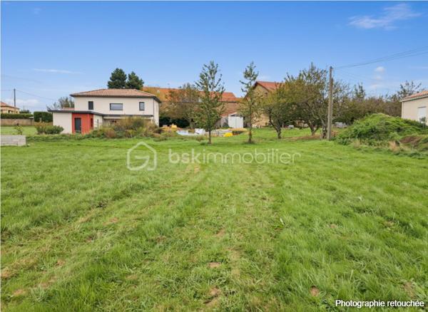 À vendre – Terrain constructible de 1 002 m² situé au lieu-dit Crémollière, sur la commune d'Étables (07300).

Offrez-vous un environnement de vie rare, où calme, nature et qualité de vie se conjuguent parfaitement:
Situé dans un secteur résidentiel recherché, ce terrain bénéficie d'un emplacement privilégié, idéal pour concrétiser votre projet de construction, qu'il s'agisse d'une résidence principale ou d'un investissement patrimonial.

Avec sa superficie de 1 002 m², cette parcelle permet d'imaginer une maison spacieuse avec jardin, terrasse, piscine ou encore un espace de jeux pour les enfants.
Son environnement paisible séduira les personnes recherchant un cadre de vie agréable, tout en restant à proximité immédiate des principaux pôles d'activités du nord Ardèche.

Les atouts de la commune d'Étables

Étables est une commune particulièrement appréciée pour son authenticité et sa qualité de vie. Elle offre un environnement verdoyant tout en restant proche des commodités essentielles.

Vous profiterez notamment de :

* un environnement calme et résidentiel 
* une vue dégagée sur la campagne ardéchoise 
* une proximité immédiate avec Tournon-sur-Rhône et Saint-Jean-de-Muzols 
* un accès rapide à la vallée du Rhône et à l'autoroute A7 via Tain-l'Hermitage 
* la gare SNCF de Tain-l'Hermitage 
* Valence accessible en une trentaine de minutes 
* les commerces, supermarchés, professionnels de santé et services administratifs à proximité 
* des écoles maternelles et primaires à proximité ainsi que les collèges et lycées des communes voisines 
* de nombreux équipements sportifs et associatifs 
* un territoire dynamique, idéal pour les familles, les retraités comme pour les actifs

Les amoureux de la nature apprécieront également les nombreux chemins de randonnée, les paysages vallonnés de l'Ardèche, les vignobles renommés de Saint-Joseph et la proximité du Rhône, offrant de multiples activités de plein air tout au long de l'année.

Cette parcelle vous permettra de concevoir une maison adaptée à vos besoins 
Un accompagnement personnalisé jusqu'à la remise des clés
Afin de faciliter votre projet, nous pouvons également vous proposer un accompagnement complet dans le cadre d'un Contrat de Construction de Maison Individuelle (CCMI).

Quelque soit votre projet, ce terrain représente une belle opportunité de construire une maison sur mesure dans un environnement privilégié, à quelques minutes seulement des principaux axes de circulation et de toutes les commodités.

N'hésitez pas à nous contacter pour obtenir davantage d'informations, découvrir les possibilités de construction, organiser une visite et étudier gratuitement votre projet personnalisé.