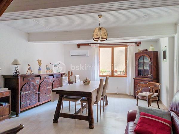 À quelques pas des commerces et des écoles, cette maison de village en R+2 offre une distribution fonctionnelle et un cadre de vie agréable au cœur de Vinça.

Au rez-de-chaussée, vous découvrirez un salon, un WC indépendant ainsi qu'une cave.

Le premier étage se compose d'une cuisine, d'une chambre et d'un salon-séjour, offrant plusieurs possibilités d'aménagement selon vos besoins.

Au deuxième étage, un dégagement dessert deux chambres, une salle d'eau ainsi qu'un grenier, pratique pour le rangement.

Orientée Sud-Est et Nord-Est, la maison bénéficie d'une bonne luminosité. 

Elle est équipée de la climatisation, du double vitrage et sa toiture a été entièrement refaite, autant d'éléments qui participent à son confort et à sa bonne tenue dans le temps.

Les plus :

3 chambres
Climatisation
Double vitrage
Toiture refaite à neuf
Cave
Grenier
Proximité des commerces et des écoles

Cette maison offre un bel équilibre entre confort, fonctionnalité et emplacement. 
Je serai ravi de vous la faire découvrir lors d'une visite afin que vous puissiez apprécier tout son potentiel.