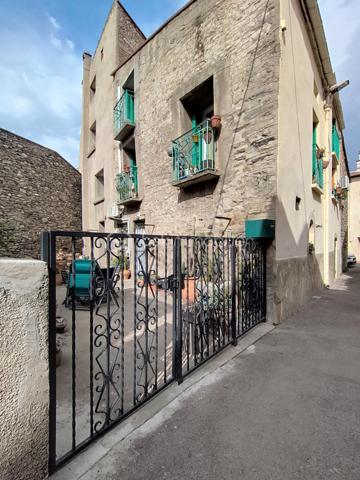 À quelques pas des commerces et des écoles, cette maison de village en R+2 offre une distribution fonctionnelle et un cadre de vie agréable au cœur de Vinça.

Au rez-de-chaussée, vous découvrirez un salon, un WC indépendant ainsi qu'une cave.

Le premier étage se compose d'une cuisine, d'une chambre et d'un salon-séjour, offrant plusieurs possibilités d'aménagement selon vos besoins.

Au deuxième étage, un dégagement dessert deux chambres, une salle d'eau ainsi qu'un grenier, pratique pour le rangement.

Orientée Sud-Est et Nord-Est, la maison bénéficie d'une bonne luminosité. 

Elle est équipée de la climatisation, du double vitrage et sa toiture a été entièrement refaite, autant d'éléments qui participent à son confort et à sa bonne tenue dans le temps.

Les plus :

3 chambres
Climatisation
Double vitrage
Toiture refaite à neuf
Cave
Grenier
Proximité des commerces et des écoles

Cette maison offre un bel équilibre entre confort, fonctionnalité et emplacement. 
Je serai ravi de vous la faire découvrir lors d'une visite afin que vous puissiez apprécier tout son potentiel.