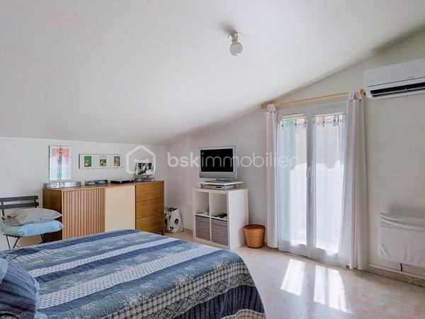 À quelques pas des commerces et des écoles, cette maison de village en R+2 offre une distribution fonctionnelle et un cadre de vie agréable au cœur de Vinça.

Au rez-de-chaussée, vous découvrirez un salon, un WC indépendant ainsi qu'une cave.

Le premier étage se compose d'une cuisine, d'une chambre et d'un salon-séjour, offrant plusieurs possibilités d'aménagement selon vos besoins.

Au deuxième étage, un dégagement dessert deux chambres, une salle d'eau ainsi qu'un grenier, pratique pour le rangement.

Orientée Sud-Est et Nord-Est, la maison bénéficie d'une bonne luminosité. 

Elle est équipée de la climatisation, du double vitrage et sa toiture a été entièrement refaite, autant d'éléments qui participent à son confort et à sa bonne tenue dans le temps.

Les plus :

3 chambres
Climatisation
Double vitrage
Toiture refaite à neuf
Cave
Grenier
Proximité des commerces et des écoles

Cette maison offre un bel équilibre entre confort, fonctionnalité et emplacement. 
Je serai ravi de vous la faire découvrir lors d'une visite afin que vous puissiez apprécier tout son potentiel.