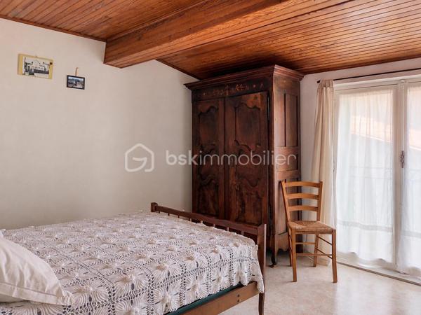 À quelques pas des commerces et des écoles, cette maison de village en R+2 offre une distribution fonctionnelle et un cadre de vie agréable au cœur de Vinça.

Au rez-de-chaussée, vous découvrirez un salon, un WC indépendant ainsi qu'une cave.

Le premier étage se compose d'une cuisine, d'une chambre et d'un salon-séjour, offrant plusieurs possibilités d'aménagement selon vos besoins.

Au deuxième étage, un dégagement dessert deux chambres, une salle d'eau ainsi qu'un grenier, pratique pour le rangement.

Orientée Sud-Est et Nord-Est, la maison bénéficie d'une bonne luminosité. 

Elle est équipée de la climatisation, du double vitrage et sa toiture a été entièrement refaite, autant d'éléments qui participent à son confort et à sa bonne tenue dans le temps.

Les plus :

3 chambres
Climatisation
Double vitrage
Toiture refaite à neuf
Cave
Grenier
Proximité des commerces et des écoles

Cette maison offre un bel équilibre entre confort, fonctionnalité et emplacement. 
Je serai ravi de vous la faire découvrir lors d'une visite afin que vous puissiez apprécier tout son potentiel.