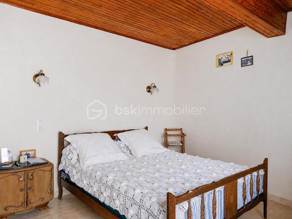 À quelques pas des commerces et des écoles, cette maison de village en R+2 offre une distribution fonctionnelle et un cadre de vie agréable au cœur de Vinça.

Au rez-de-chaussée, vous découvrirez un salon, un WC indépendant ainsi qu'une cave.

Le premier étage se compose d'une cuisine, d'une chambre et d'un salon-séjour, offrant plusieurs possibilités d'aménagement selon vos besoins.

Au deuxième étage, un dégagement dessert deux chambres, une salle d'eau ainsi qu'un grenier, pratique pour le rangement.

Orientée Sud-Est et Nord-Est, la maison bénéficie d'une bonne luminosité. 

Elle est équipée de la climatisation, du double vitrage et sa toiture a été entièrement refaite, autant d'éléments qui participent à son confort et à sa bonne tenue dans le temps.

Les plus :

3 chambres
Climatisation
Double vitrage
Toiture refaite à neuf
Cave
Grenier
Proximité des commerces et des écoles

Cette maison offre un bel équilibre entre confort, fonctionnalité et emplacement. 
Je serai ravi de vous la faire découvrir lors d'une visite afin que vous puissiez apprécier tout son potentiel.