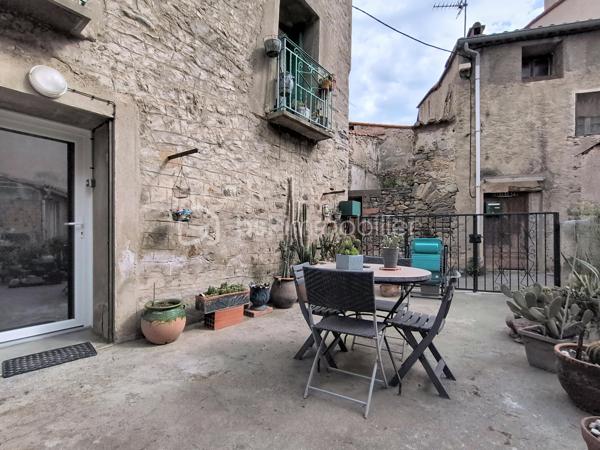 À quelques pas des commerces et des écoles, cette maison de village en R+2 offre une distribution fonctionnelle et un cadre de vie agréable au cœur de Vinça.

Au rez-de-chaussée, vous découvrirez un salon, un WC indépendant ainsi qu'une cave.

Le premier étage se compose d'une cuisine, d'une chambre et d'un salon-séjour, offrant plusieurs possibilités d'aménagement selon vos besoins.

Au deuxième étage, un dégagement dessert deux chambres, une salle d'eau ainsi qu'un grenier, pratique pour le rangement.

Orientée Sud-Est et Nord-Est, la maison bénéficie d'une bonne luminosité. 

Elle est équipée de la climatisation, du double vitrage et sa toiture a été entièrement refaite, autant d'éléments qui participent à son confort et à sa bonne tenue dans le temps.

Les plus :

3 chambres
Climatisation
Double vitrage
Toiture refaite à neuf
Cave
Grenier
Proximité des commerces et des écoles

Cette maison offre un bel équilibre entre confort, fonctionnalité et emplacement. 
Je serai ravi de vous la faire découvrir lors d'une visite afin que vous puissiez apprécier tout son potentiel.