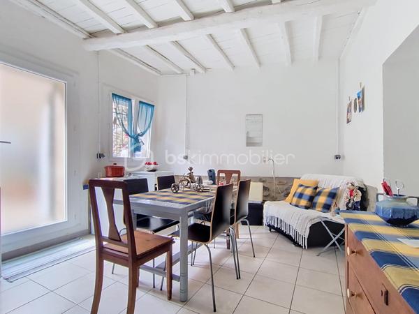 À quelques pas des commerces et des écoles, cette maison de village en R+2 offre une distribution fonctionnelle et un cadre de vie agréable au cœur de Vinça.

Au rez-de-chaussée, vous découvrirez un salon, un WC indépendant ainsi qu'une cave.

Le premier étage se compose d'une cuisine, d'une chambre et d'un salon-séjour, offrant plusieurs possibilités d'aménagement selon vos besoins.

Au deuxième étage, un dégagement dessert deux chambres, une salle d'eau ainsi qu'un grenier, pratique pour le rangement.

Orientée Sud-Est et Nord-Est, la maison bénéficie d'une bonne luminosité. 

Elle est équipée de la climatisation, du double vitrage et sa toiture a été entièrement refaite, autant d'éléments qui participent à son confort et à sa bonne tenue dans le temps.

Les plus :

3 chambres
Climatisation
Double vitrage
Toiture refaite à neuf
Cave
Grenier
Proximité des commerces et des écoles

Cette maison offre un bel équilibre entre confort, fonctionnalité et emplacement. 
Je serai ravi de vous la faire découvrir lors d'une visite afin que vous puissiez apprécier tout son potentiel.