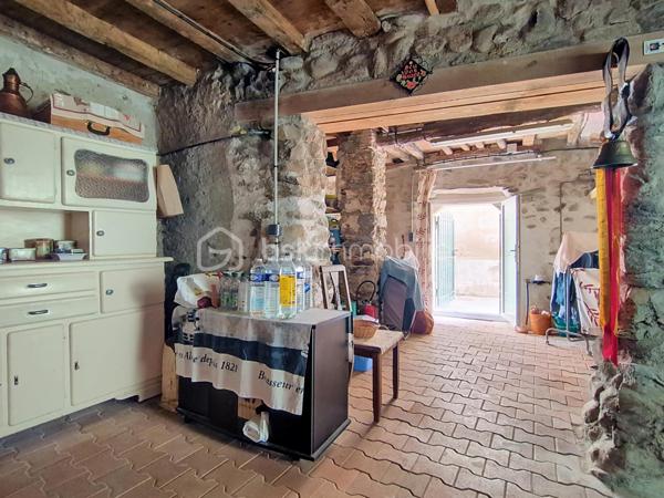 À quelques pas des commerces et des écoles, cette maison de village en R+2 offre une distribution fonctionnelle et un cadre de vie agréable au cœur de Vinça.

Au rez-de-chaussée, vous découvrirez un salon, un WC indépendant ainsi qu'une cave.

Le premier étage se compose d'une cuisine, d'une chambre et d'un salon-séjour, offrant plusieurs possibilités d'aménagement selon vos besoins.

Au deuxième étage, un dégagement dessert deux chambres, une salle d'eau ainsi qu'un grenier, pratique pour le rangement.

Orientée Sud-Est et Nord-Est, la maison bénéficie d'une bonne luminosité. 

Elle est équipée de la climatisation, du double vitrage et sa toiture a été entièrement refaite, autant d'éléments qui participent à son confort et à sa bonne tenue dans le temps.

Les plus :

3 chambres
Climatisation
Double vitrage
Toiture refaite à neuf
Cave
Grenier
Proximité des commerces et des écoles

Cette maison offre un bel équilibre entre confort, fonctionnalité et emplacement. 
Je serai ravi de vous la faire découvrir lors d'une visite afin que vous puissiez apprécier tout son potentiel.