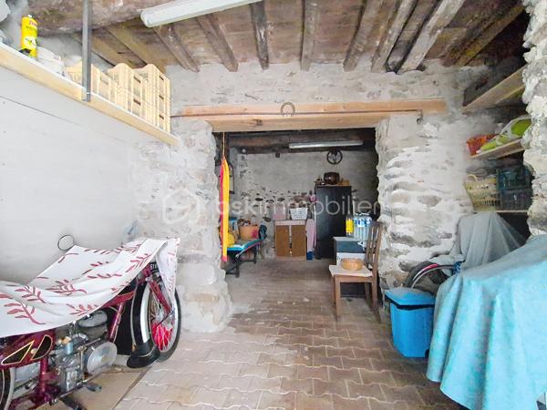 À quelques pas des commerces et des écoles, cette maison de village en R+2 offre une distribution fonctionnelle et un cadre de vie agréable au cœur de Vinça.

Au rez-de-chaussée, vous découvrirez un salon, un WC indépendant ainsi qu'une cave.

Le premier étage se compose d'une cuisine, d'une chambre et d'un salon-séjour, offrant plusieurs possibilités d'aménagement selon vos besoins.

Au deuxième étage, un dégagement dessert deux chambres, une salle d'eau ainsi qu'un grenier, pratique pour le rangement.

Orientée Sud-Est et Nord-Est, la maison bénéficie d'une bonne luminosité. 

Elle est équipée de la climatisation, du double vitrage et sa toiture a été entièrement refaite, autant d'éléments qui participent à son confort et à sa bonne tenue dans le temps.

Les plus :

3 chambres
Climatisation
Double vitrage
Toiture refaite à neuf
Cave
Grenier
Proximité des commerces et des écoles

Cette maison offre un bel équilibre entre confort, fonctionnalité et emplacement. 
Je serai ravi de vous la faire découvrir lors d'une visite afin que vous puissiez apprécier tout son potentiel.