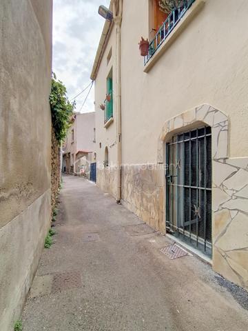 À quelques pas des commerces et des écoles, cette maison de village en R+2 offre une distribution fonctionnelle et un cadre de vie agréable au cœur de Vinça.

Au rez-de-chaussée, vous découvrirez un salon, un WC indépendant ainsi qu'une cave.

Le premier étage se compose d'une cuisine, d'une chambre et d'un salon-séjour, offrant plusieurs possibilités d'aménagement selon vos besoins.

Au deuxième étage, un dégagement dessert deux chambres, une salle d'eau ainsi qu'un grenier, pratique pour le rangement.

Orientée Sud-Est et Nord-Est, la maison bénéficie d'une bonne luminosité. 

Elle est équipée de la climatisation, du double vitrage et sa toiture a été entièrement refaite, autant d'éléments qui participent à son confort et à sa bonne tenue dans le temps.

Les plus :

3 chambres
Climatisation
Double vitrage
Toiture refaite à neuf
Cave
Grenier
Proximité des commerces et des écoles

Cette maison offre un bel équilibre entre confort, fonctionnalité et emplacement. 
Je serai ravi de vous la faire découvrir lors d'une visite afin que vous puissiez apprécier tout son potentiel.