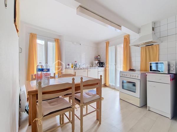 À quelques pas des commerces et des écoles, cette maison de village en R+2 offre une distribution fonctionnelle et un cadre de vie agréable au cœur de Vinça.

Au rez-de-chaussée, vous découvrirez un salon, un WC indépendant ainsi qu'une cave.

Le premier étage se compose d'une cuisine, d'une chambre et d'un salon-séjour, offrant plusieurs possibilités d'aménagement selon vos besoins.

Au deuxième étage, un dégagement dessert deux chambres, une salle d'eau ainsi qu'un grenier, pratique pour le rangement.

Orientée Sud-Est et Nord-Est, la maison bénéficie d'une bonne luminosité. 

Elle est équipée de la climatisation, du double vitrage et sa toiture a été entièrement refaite, autant d'éléments qui participent à son confort et à sa bonne tenue dans le temps.

Les plus :

3 chambres
Climatisation
Double vitrage
Toiture refaite à neuf
Cave
Grenier
Proximité des commerces et des écoles

Cette maison offre un bel équilibre entre confort, fonctionnalité et emplacement. 
Je serai ravi de vous la faire découvrir lors d'une visite afin que vous puissiez apprécier tout son potentiel.