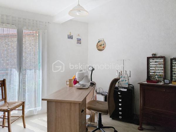 À quelques pas des commerces et des écoles, cette maison de village en R+2 offre une distribution fonctionnelle et un cadre de vie agréable au cœur de Vinça.

Au rez-de-chaussée, vous découvrirez un salon, un WC indépendant ainsi qu'une cave.

Le premier étage se compose d'une cuisine, d'une chambre et d'un salon-séjour, offrant plusieurs possibilités d'aménagement selon vos besoins.

Au deuxième étage, un dégagement dessert deux chambres, une salle d'eau ainsi qu'un grenier, pratique pour le rangement.

Orientée Sud-Est et Nord-Est, la maison bénéficie d'une bonne luminosité. 

Elle est équipée de la climatisation, du double vitrage et sa toiture a été entièrement refaite, autant d'éléments qui participent à son confort et à sa bonne tenue dans le temps.

Les plus :

3 chambres
Climatisation
Double vitrage
Toiture refaite à neuf
Cave
Grenier
Proximité des commerces et des écoles

Cette maison offre un bel équilibre entre confort, fonctionnalité et emplacement. 
Je serai ravi de vous la faire découvrir lors d'une visite afin que vous puissiez apprécier tout son potentiel.