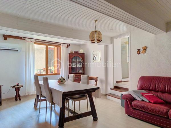 À quelques pas des commerces et des écoles, cette maison de village en R+2 offre une distribution fonctionnelle et un cadre de vie agréable au cœur de Vinça.

Au rez-de-chaussée, vous découvrirez un salon, un WC indépendant ainsi qu'une cave.

Le premier étage se compose d'une cuisine, d'une chambre et d'un salon-séjour, offrant plusieurs possibilités d'aménagement selon vos besoins.

Au deuxième étage, un dégagement dessert deux chambres, une salle d'eau ainsi qu'un grenier, pratique pour le rangement.

Orientée Sud-Est et Nord-Est, la maison bénéficie d'une bonne luminosité. 

Elle est équipée de la climatisation, du double vitrage et sa toiture a été entièrement refaite, autant d'éléments qui participent à son confort et à sa bonne tenue dans le temps.

Les plus :

3 chambres
Climatisation
Double vitrage
Toiture refaite à neuf
Cave
Grenier
Proximité des commerces et des écoles

Cette maison offre un bel équilibre entre confort, fonctionnalité et emplacement. 
Je serai ravi de vous la faire découvrir lors d'une visite afin que vous puissiez apprécier tout son potentiel.