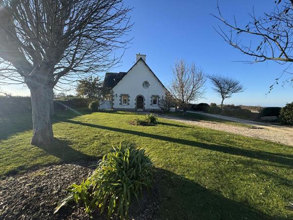 Propriété néo-bretonne avec vue mer ,volumes, élégance et potentiel à 1,2 km des plages
