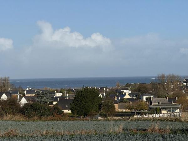 Propriété néo-bretonne avec vue mer ,volumes, élégance et potentiel à 1,2 km des plages