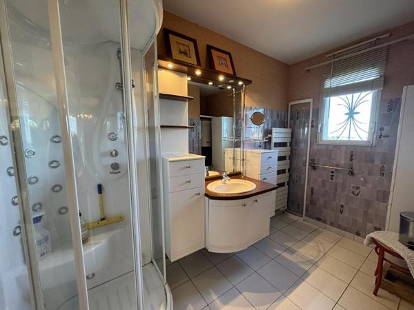 Propriété néo-bretonne avec vue mer ,volumes, élégance et potentiel à 1,2 km des plages