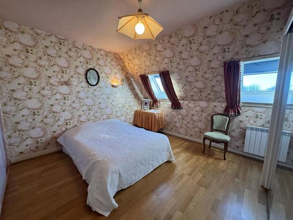 Propriété néo-bretonne avec vue mer ,volumes, élégance et potentiel à 1,2 km des plages