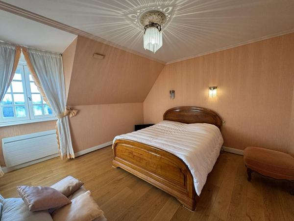 Propriété néo-bretonne avec vue mer ,volumes, élégance et potentiel à 1,2 km des plages