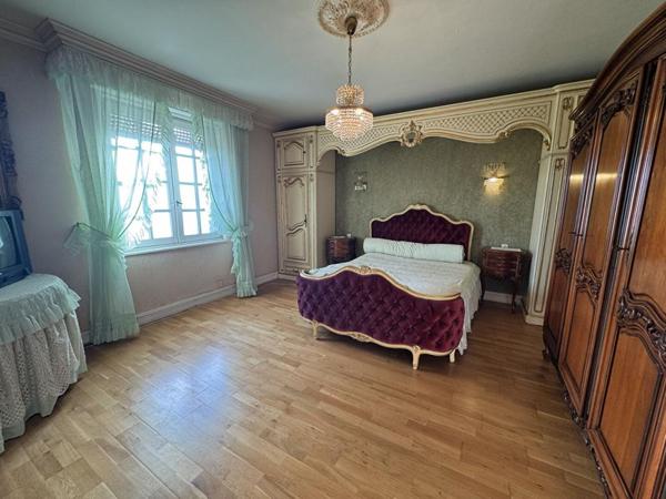 Propriété néo-bretonne avec vue mer ,volumes, élégance et potentiel à 1,2 km des plages