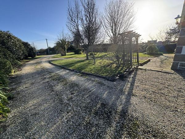 Propriété néo-bretonne avec vue mer ,volumes, élégance et potentiel à 1,2 km des plages