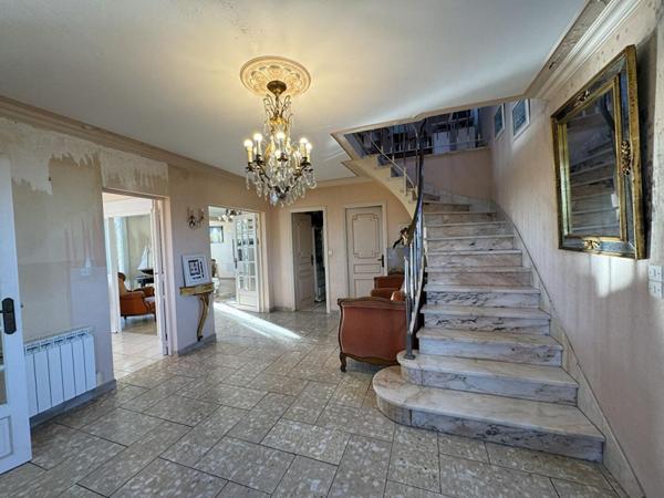 Propriété néo-bretonne avec vue mer ,volumes, élégance et potentiel à 1,2 km des plages