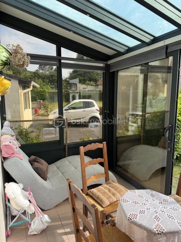 ✨ COUP DE CŒUR – MAISON 145 m² – 4 CHAMBRES – 192 000 € – NEUFMANIL (08700)

À Neufmanil, dans un environnement verdoyant et touristique, découvrez cette maison de 145 m² aux beaux volumes, idéale pour les amoureux de la nature.

Au rez-de-chaussée :
Séjour salon lumineux ;
Cuisine récente et équipée ;
Salle de bains ;
Salle d’eau ;
WC suspendus ;
Buanderie.
À l’étage :
4 chambres confortables.
Extérieurs :
Véranda ;
Pergola moderne en aluminium, fermable sur les quatre côtés ;
Atelier ;
3 abris de jardin ;
Garage avec volet roulant motorisé ;
Cave cimentée.
Prestations :

✔ Double vitrage avec volets roulants
✔ Escalier neuf en chêne clair
✔ Chauffage au gaz avec poêle à bois
✔ Pompe de relevage
✔ Faible taxe foncière
✔ Aucun gros travaux à prévoir

Située au calme, à proximité de la forêt et des sentiers de promenade, cette maison conviendra parfaitement à une famille ou à toute personne recherchant un cadre paisible à quelques minutes de Charleville-Mézières.

Prix : 192 000 €

📞 Une visite s’impose ! Une maison chaleureuse et fonctionnelle, prête à vous accueillir.