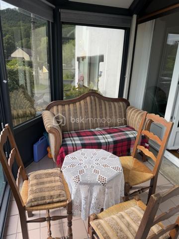 ✨ COUP DE CŒUR – MAISON 145 m² – 4 CHAMBRES – 192 000 € – NEUFMANIL (08700)

À Neufmanil, dans un environnement verdoyant et touristique, découvrez cette maison de 145 m² aux beaux volumes, idéale pour les amoureux de la nature.

Au rez-de-chaussée :
Séjour salon lumineux ;
Cuisine récente et équipée ;
Salle de bains ;
Salle d’eau ;
WC suspendus ;
Buanderie.
À l’étage :
4 chambres confortables.
Extérieurs :
Véranda ;
Pergola moderne en aluminium, fermable sur les quatre côtés ;
Atelier ;
3 abris de jardin ;
Garage avec volet roulant motorisé ;
Cave cimentée.
Prestations :

✔ Double vitrage avec volets roulants
✔ Escalier neuf en chêne clair
✔ Chauffage au gaz avec poêle à bois
✔ Pompe de relevage
✔ Faible taxe foncière
✔ Aucun gros travaux à prévoir

Située au calme, à proximité de la forêt et des sentiers de promenade, cette maison conviendra parfaitement à une famille ou à toute personne recherchant un cadre paisible à quelques minutes de Charleville-Mézières.

Prix : 192 000 €

📞 Une visite s’impose ! Une maison chaleureuse et fonctionnelle, prête à vous accueillir.