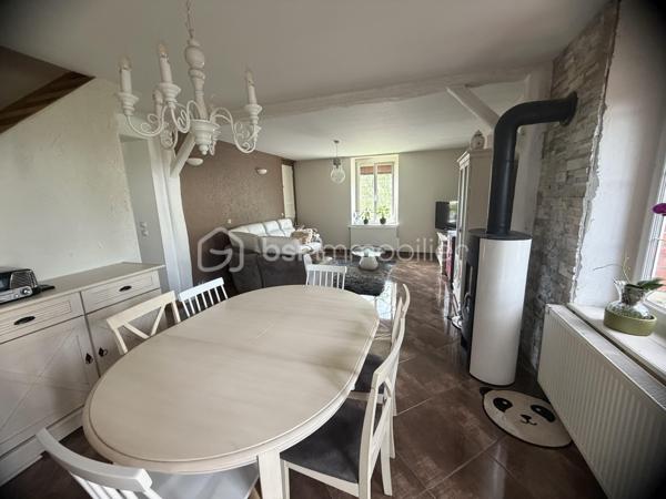 ✨ COUP DE CŒUR – MAISON 145 m² – 4 CHAMBRES – 192 000 € – NEUFMANIL (08700)

À Neufmanil, dans un environnement verdoyant et touristique, découvrez cette maison de 145 m² aux beaux volumes, idéale pour les amoureux de la nature.

Au rez-de-chaussée :
Séjour salon lumineux ;
Cuisine récente et équipée ;
Salle de bains ;
Salle d’eau ;
WC suspendus ;
Buanderie.
À l’étage :
4 chambres confortables.
Extérieurs :
Véranda ;
Pergola moderne en aluminium, fermable sur les quatre côtés ;
Atelier ;
3 abris de jardin ;
Garage avec volet roulant motorisé ;
Cave cimentée.
Prestations :

✔ Double vitrage avec volets roulants
✔ Escalier neuf en chêne clair
✔ Chauffage au gaz avec poêle à bois
✔ Pompe de relevage
✔ Faible taxe foncière
✔ Aucun gros travaux à prévoir

Située au calme, à proximité de la forêt et des sentiers de promenade, cette maison conviendra parfaitement à une famille ou à toute personne recherchant un cadre paisible à quelques minutes de Charleville-Mézières.

Prix : 192 000 €

📞 Une visite s’impose ! Une maison chaleureuse et fonctionnelle, prête à vous accueillir.
